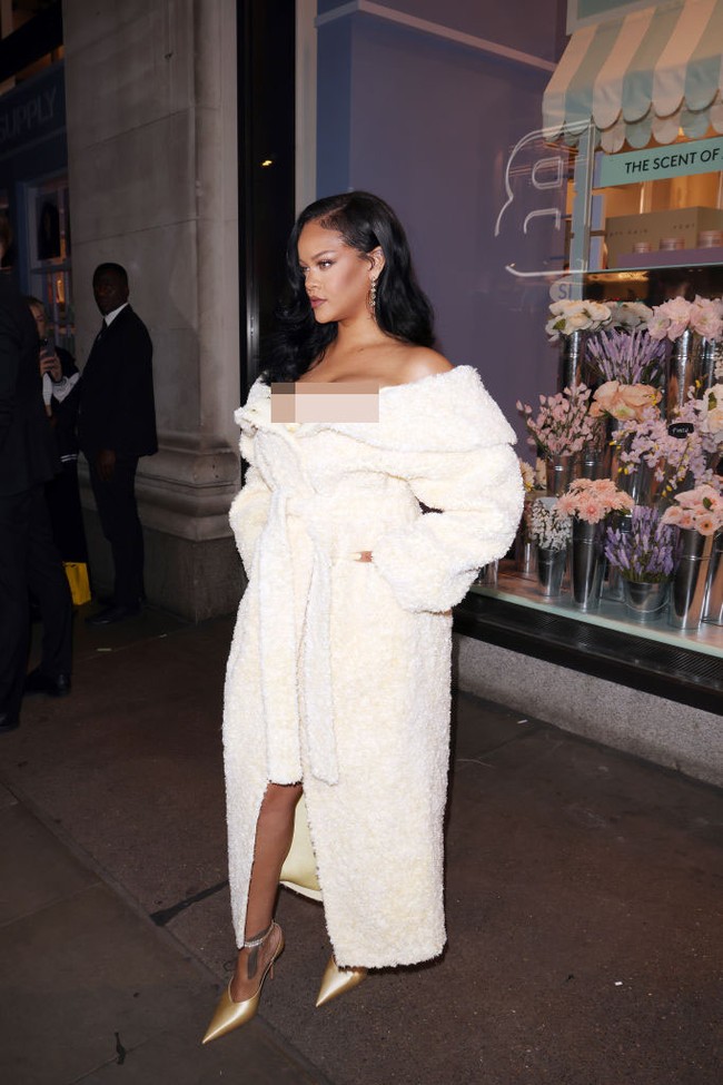 Busana yang dikenakan Rihanna adalah adalah versi gaun dari salah satu koleksi Jacquemus, yang diberi nama Caruso Coat.  Mantel bulu seharga Rp 34,2 juta ini dilengkapi lapel lebar dan ikat pinggang yang bisa dilepas-pasang. Foto: Neil Mockford/GC Images