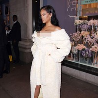 Busana yang dikenakan Rihanna adalah adalah versi gaun dari salah satu koleksi Jacquemus, yang diberi nama Caruso Coat.  Mantel bulu seharga Rp 34,2 juta ini dilengkapi lapel lebar dan ikat pinggang yang bisa dilepas-pasang. Foto: Neil Mockford/GC Images