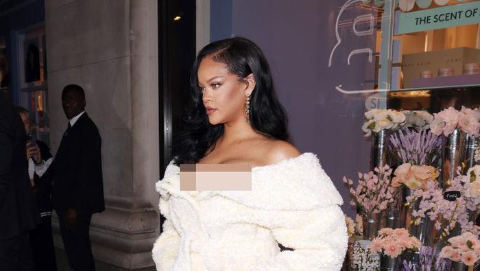 LONDON, ENGLAND - SEPTEMBER 16: Rihanna arriving at Selfridges for her Fenty Hair launch party on September 16, 2024 in London, England. (Photo by Neil Mockford/GC Images)