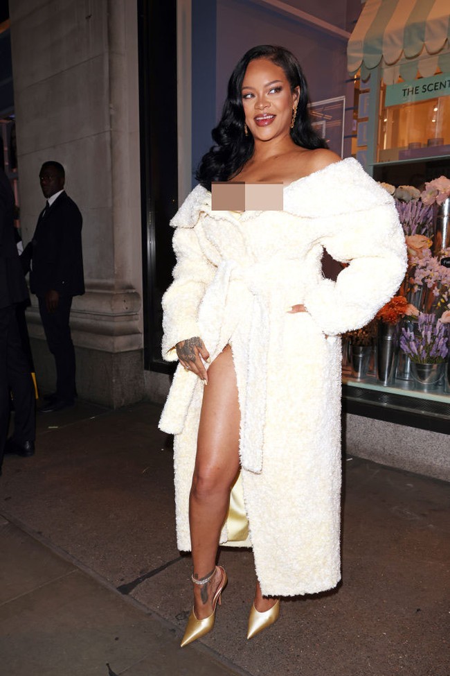 Musisi sekaligus pengusaha ini merias wajahnya dengan makeup nuansa marun dan riasan mata bold, sementara rambutnya ditata bergelombang bergaya old Hollywood glamour.  Foto: Neil Mockford/GC Images