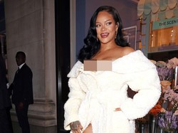 5 Gaya Seksi Rihanna Pakai Jubah Mandi Rp 34 Jutaan