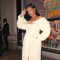 Gaun warna off-white ini merupakan rancangan Jacquemus yang terbuat dari bulu-bulu daur ulang. Gaun ini dibuat khusus untuk Rihanna, terinspirasi dari koleksi terbarunya ‘La Casa’. Foto: Neil Mockford/GC Images