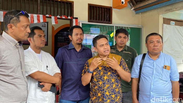Rombongan Trisal-Ome saat mendatangi Kantor Bawaslu Palopo.
