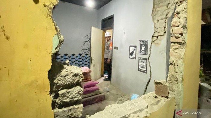 Rumah warga rusak akibat gempa di Garut