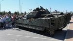Rusia Pamer Tank hingga Senjata yang Disita dari Ukraina