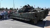Tank-tank Barat dan perangkat keras militer Ukraina yang direbut oleh pasukan Rusia di Ukraina dipamerkan di sebuah pameran yang dibuka di Rostov-on-Don di Rusia selatan pada hari Sabtu (14/9).