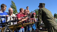 Selain itu, Rusia memobilisasi lebih dari 300.000 tentara pada bulan September dan Oktober 2022 dalam sebuah latihan yang mendorong puluhan ribu pria usia wajib militer untuk meninggalkan negara tersebut.