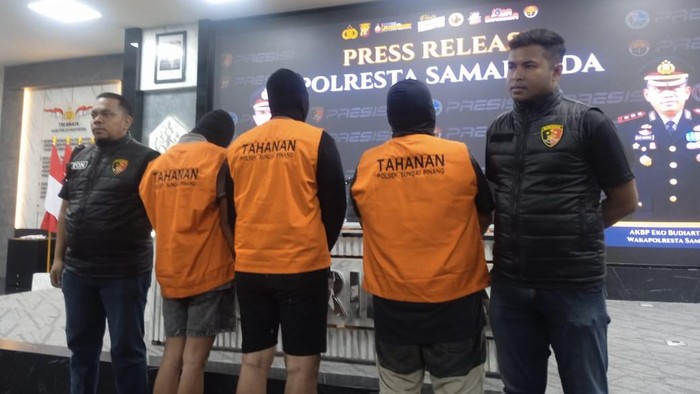 Polisi menetapkan tiga orang tersangka dalam kasus pengeroyokan yang dilakukan rombongan pengantar jenazah terhadap pemotor berinisial AP (25) dan calon istrinya di Samarinda, Kalimantan Timur (Kaltim).