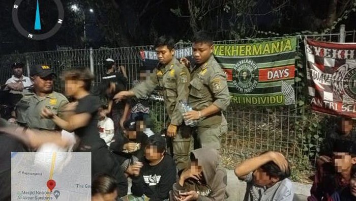Satpol PP Surabaya tangkap 3 dari 7 pemuda yang ketahuan pesta miras saat acara Selawatan Habib Syekh.