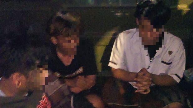 Satpol PP Surabaya tangkap 3 dari 7 pemuda yang ketahuan pesta miras saat acara Selawatan Habib Syekh.