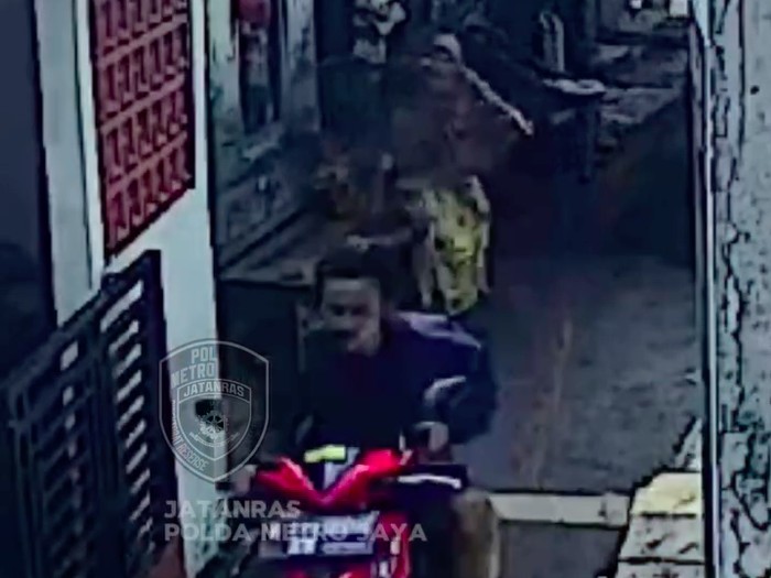 Seorang pria berusia 20 tahun ditangkap anggota Polda Metro Jaya karena menjambret HP milik seorang nenek-nenek di daerah Klender, Jaktim. (IG @kasubditjatanraspmj)