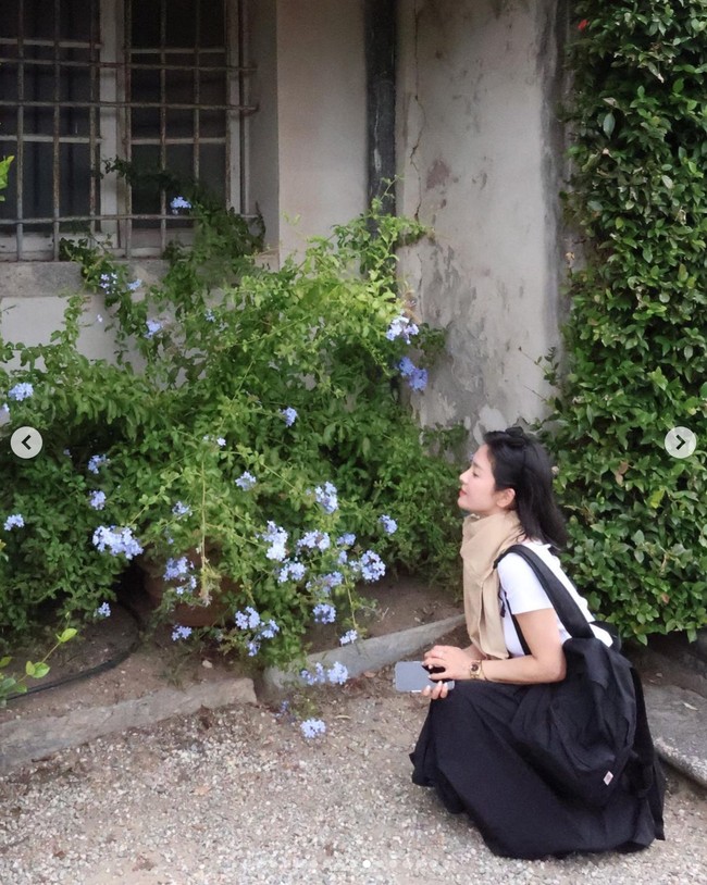 Penampilan Song Hye Kyo dilengkapi dengan koleksi jam tangan Rolex ‘Lady Datejust’ yang harganya mencapai Rp 280 jutaan. Foto: dok. Instagram @kyo1122