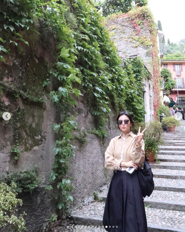 Unggahan foto Song Hye Kyo di Lake Como membuat sejumlah rekan artis berdecak kagum. Termasuk Lim Ji Yeon, lawan mainnya di drama Korea The Glory. “Otw Milan untuk bertemu kakakku,” tulisnya. Foto: dok. Instagram @kyo1122
