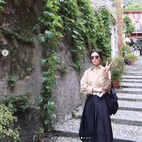 Unggahan foto Song Hye Kyo di Lake Como membuat sejumlah rekan artis berdecak kagum. Termasuk Lim Ji Yeon, lawan mainnya di drama Korea The Glory. “Otw Milan untuk bertemu kakakku,” tulisnya. Foto: dok. Instagram @kyo1122
