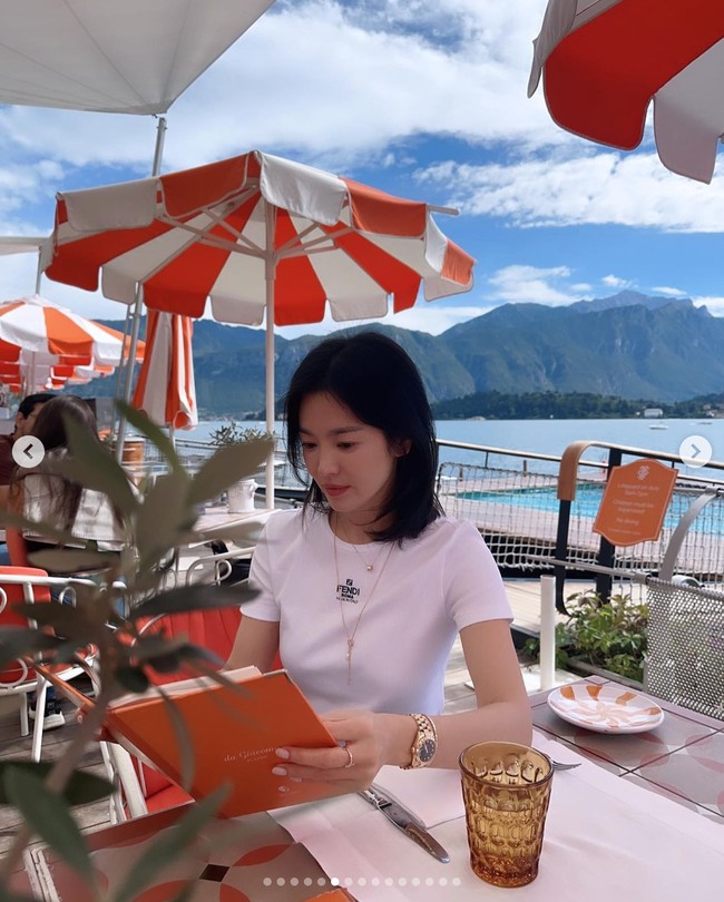 Song Hye Kyo memakai kaos putih dengan detail logo Fendi seharga $507 atau sekitar Rp 7,7 jutaan. Tak ketinggalan, brand ambassador Chaumet itu memadukan dua kalung mewah koleksi perhiasan Bee My Love Chaumet. Masing-masing seharga Rp 118 jutaan. Foto: dok. Instagram @kyo1122