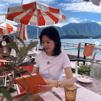 Song Hye Kyo memakai kaos putih dengan detail logo Fendi seharga $507 atau sekitar Rp 7,7 jutaan. Tak ketinggalan, brand ambassador Chaumet itu memadukan dua kalung mewah koleksi perhiasan Bee My Love Chaumet. Masing-masing seharga Rp 118 jutaan. Foto: dok. Instagram @kyo1122