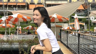 7 Gaya Song Hye Kyo Liburan ke Lake Como, Harga Kaosnya di Luar Perkiraan