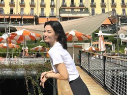 7 Gaya Song Hye Kyo Liburan ke Lake Como, Harga Kaosnya di Luar Perkiraan