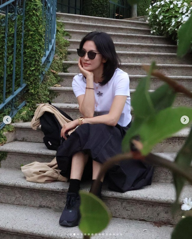 Bintang drama Korea The Glory itu tampil cantik elegan memakai kaos putih dan rok hitam. Meskipun terlihat sederhana, harga baju yang dikenakan Song Hye Kyo cukup fantastis. Foto: dok. Instagram @kyo1122