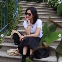 Bintang drama Korea The Glory itu tampil cantik elegan memakai kaos putih dan rok hitam. Meskipun terlihat sederhana, harga baju yang dikenakan Song Hye Kyo cukup fantastis. Foto: dok. Instagram @kyo1122