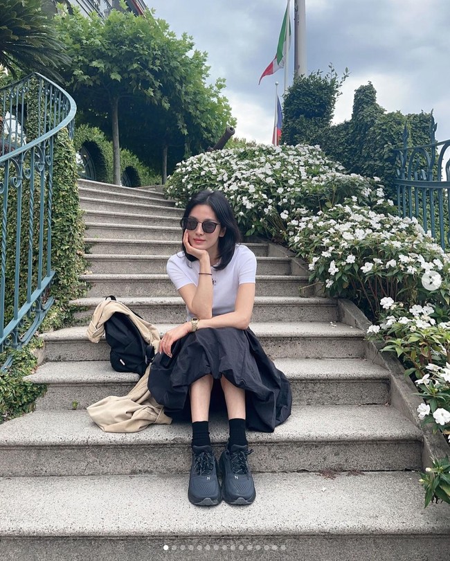 Song Hye Kyo menikmati momen liburan sebelum menghadiri peragaan busana Fendi di tengah Milan Fashion Week 2024. Foto: dok. Instagram @kyo1122