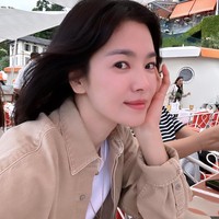 Sementara itu, Song Hye Kyo telah menghadiri peragaan busana Fendi Spring/Summer 2025 di Italia bersama aktris Meksiko Aislinn Derbez. Keduanya tampil memakai koleksi tas terbaru Fendi Peekaboo Soft. Foto: dok. Instagram @kyo1122