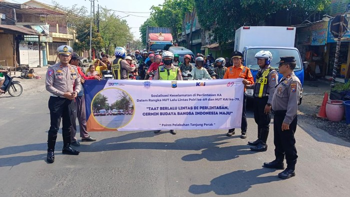 Sosialisasi keselamatan lalu lintas di perlintasan KA sebidang