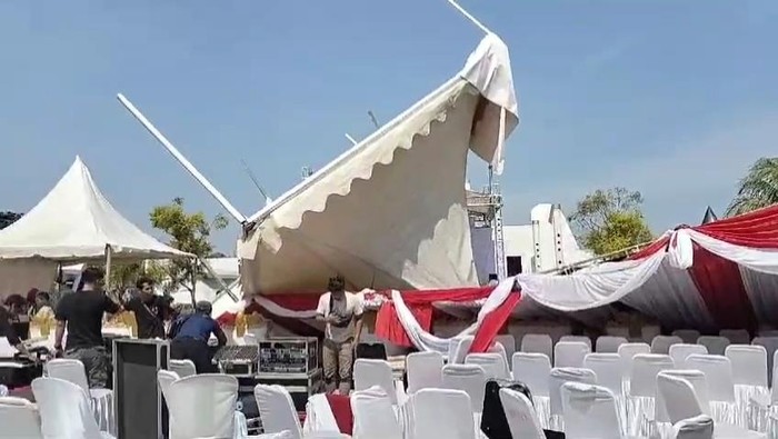 Tangkapan layar sejumlah tenda di Alun-alun Cianjur terguling dan roboh akibat angin kencang, Rabu (18/9/2024).