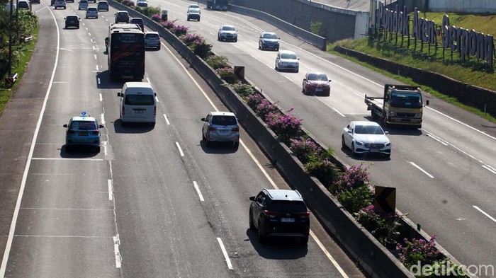 Sejumlah kendaraan melintas di ruas tol Serpong - Pondok Aren, Serpong, Tangerang Selatan, Banten, Rabu (18/9/2024). Tarif jalan tol Serpong - Pondok Aren yang semula dari Rp7.000 naik menjadi Rp9.500 dan mulai berlaku Minggu (15/9).