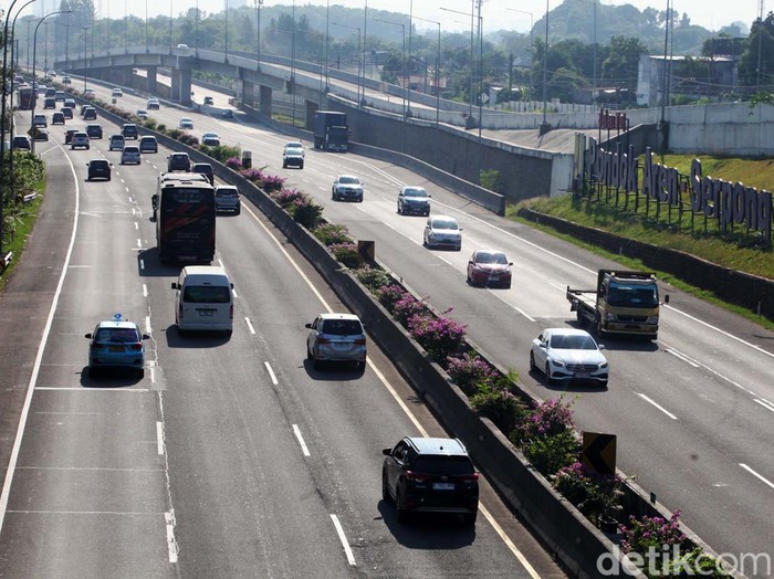 Sejumlah kendaraan melintas di ruas tol Serpong - Pondok Aren, Serpong, Tangerang Selatan, Banten, Rabu (18/9/2024). Tarif jalan tol Serpong - Pondok Aren yang semula dari Rp7.000 naik menjadi Rp9.500 dan mulai berlaku Minggu (15/9).