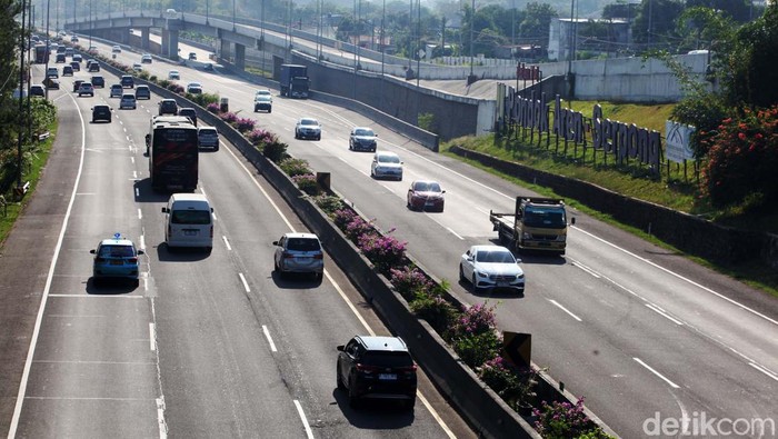 Sejumlah kendaraan melintas di ruas tol Serpong - Pondok Aren, Serpong, Tangerang Selatan, Banten, Rabu (18/9/2024). Tarif jalan tol Serpong - Pondok Aren yang semula dari Rp7.000 naik menjadi Rp9.500 dan mulai berlaku Minggu (15/9).