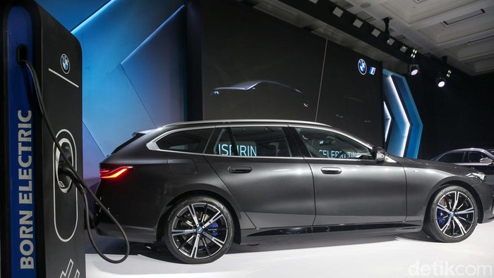 BMW Indonesia meluncurkan The New BMW i5 Electric Touring terbarunya. Sedan bisnis paling laris di dunia kini hadir dalam varian Touring yang serbaguna dan full-listrik.