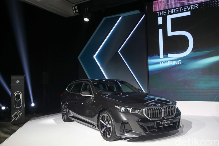 BMW Indonesia meluncurkan The New BMW i5 Electric Touring terbarunya. Sedan bisnis paling laris di dunia kini hadir dalam varian Touring yang serbaguna dan full-listrik.