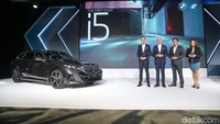 (Kiri-kanan) BMW Group Asia, Ramesh Divyanathan, Managing Director BMW Group Asia Lars Nielsen, President Director BMW Group Indonesia Peter Medalla dan Jodie Otania, Director of Communications BMW Group Indonesia berbincang saat peluncuran mobil tersebut.  