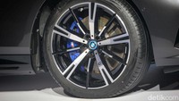 The New BMW i5 Electric Touring dibanderol Rp 2,2 miliar off the road.  