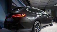 Sebelumnya, Managing Director BMW Group Asia, Lars Nielsen menjelaskan sedikitnya terdapat tiga aspek yang menjadi andalan pada mobil tersebut. Salah satunya, adalah performa yang mengagumkan di mana, total tenaga dari i5 Turing mencapai 340 daya kuda dengan torsi maksimum sebesar 430 Nm.  