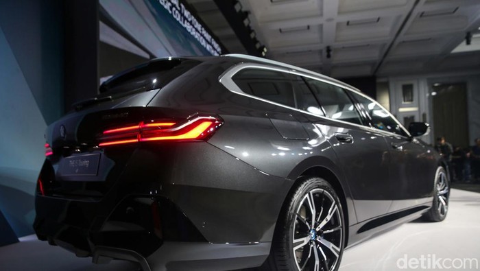 BMW Indonesia meluncurkan The New BMW i5 Electric Touring terbarunya. Sedan bisnis paling laris di dunia kini hadir dalam varian Touring yang serbaguna dan full-listrik.