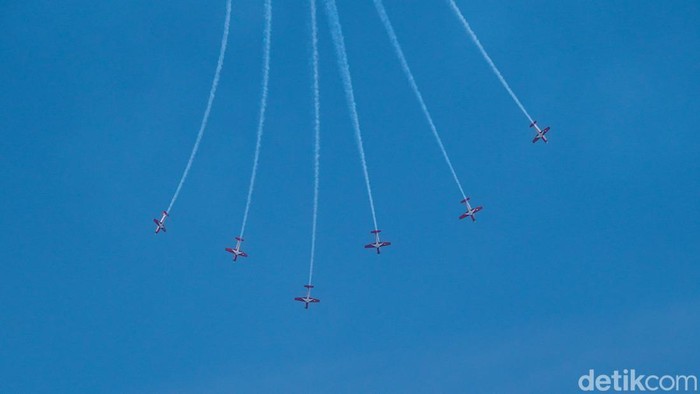 Tim Aerobatik Jupiter unjuk gigi di Bali International Airshow 2024
