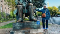 Sejenak berpose di samping patung HC Andersen di Kota Kopenhagen.