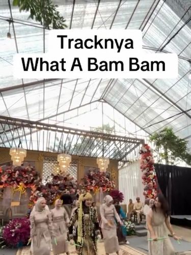 Video tentang para bridesmaid memberikan kejutan flashmob pound fit untuk pengantin.