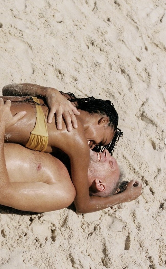 Momen berpelukan di pantai dibagikan Narah dan menunjukkan bahwa hubungannya dengan Vincent memiliki ikatan yang mendalam. Foto: dok. Instagram @narahbaptista @vincentcassel