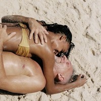 Momen berpelukan di pantai dibagikan Narah dan menunjukkan bahwa hubungannya dengan Vincent memiliki ikatan yang mendalam. Foto: dok. Instagram @narahbaptista @vincentcassel