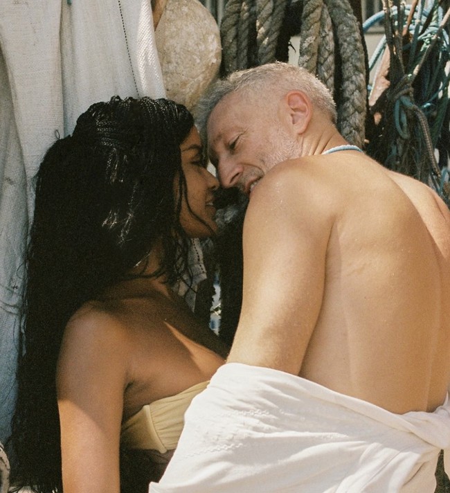 Narah juga membagikan foto mesra dengan kekasihnya yang lebih tua 30 tahun itu di Instagramnya. Foto: dok. Instagram @narahbaptista @vincentcassel