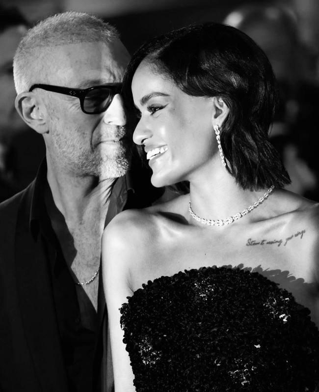 Inilah momen Narah menemani Vinces di Festival Film Cannes. Keduanya tampak serasi dengan balutan busana hitam. Foto: dok. Instagram @narahbaptista @vincentcassel