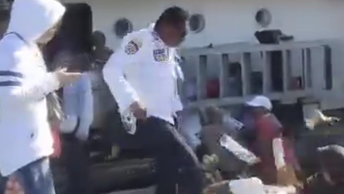Viral oknum petugas KSOP Kendari menendang dagangan emak-emak di pelabuhan.