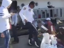 Aksi Arogan Petugas Pelabuhan Tendang Dagangan Emak-emak