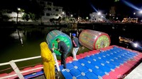 Wahana bola air atau water roller ball ini berlokasi di Sungai Kalimas ataus di bawah Jembatan Merah.