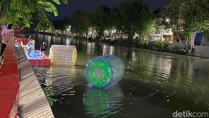 Wahana bola air di Kalimas Surabaya