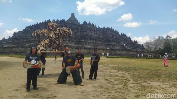 Warga gelar ritual di Candi Borobudur, Kabupaten Magelang, Rabu (18/9/2024).