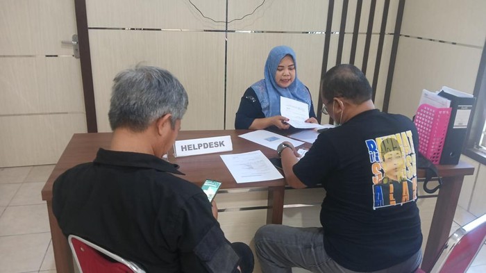 Warga memasukkan tanggapan ke KPU Parepare terkait dugaan ijazah palsu salah satu bakal calon wali kota. Dokumen Istimewa.